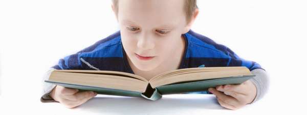 фото ребенок читает вблизи книгу